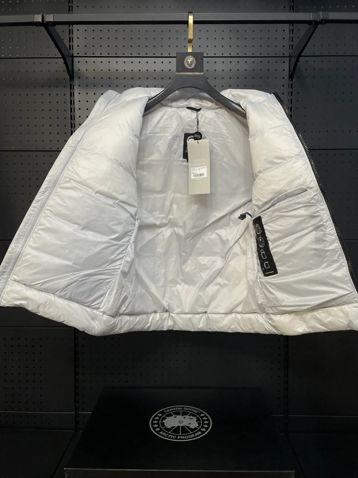 P560 Canadian brand CanadaGoose men's and women's CROFTON lightweight down vest 2229M DWR water-repellent treatment WindWall windproof fabric 700 fleece filling original mold opening details one to one production The upper body effect is stunning Exclusively available on the Xiaohongshu purchasing platform The highest version on the market Size: XS S M L XL XXL